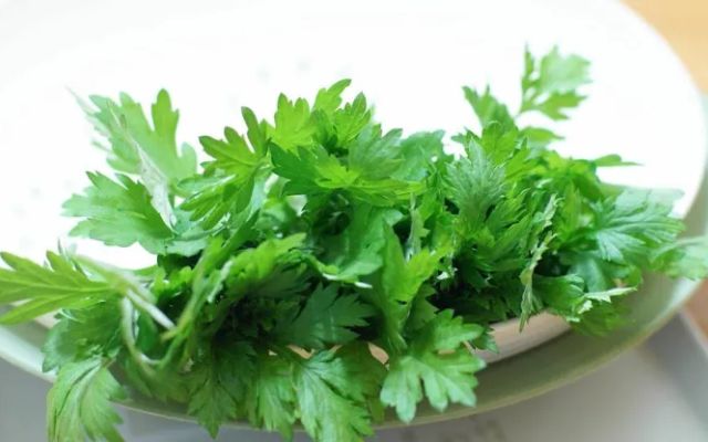 Dùng lá ngải giải xui